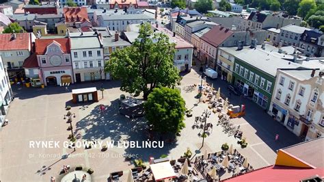 Zdjęcie historyczne: Rynek w Lublińcu z defiladą wojskową, 1 października 1913 r.