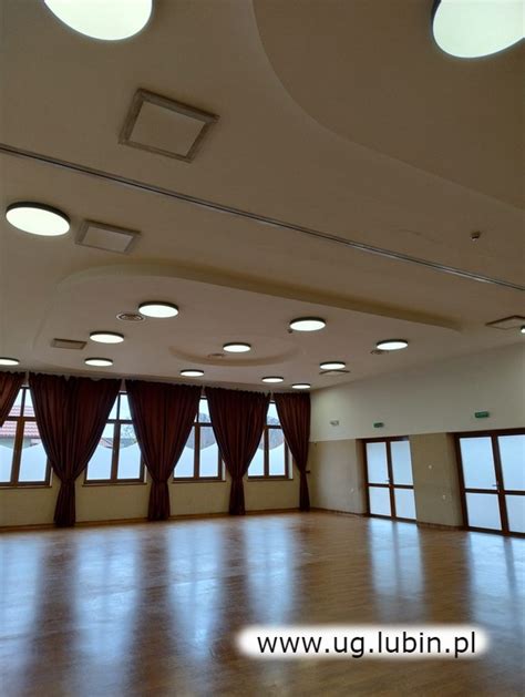 wnętrze odnowionej świetlicy OSP z nowym oświetleniem i dekoracjami