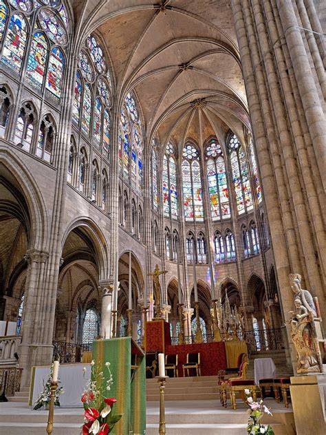 Zdjęcie przedstawiające wnętrze Bazyliki Saint-Denis