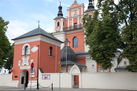 zdjęcie kościoła św. Tekli w Nałęczowie lub symboliczna grafika pogrzebowa