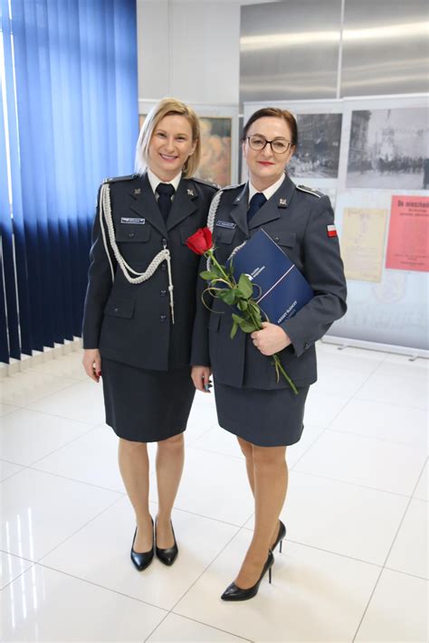 Grafika przedstawiająca kobiety w mundurach strażackich, wykonujące różne czynności ratownicze