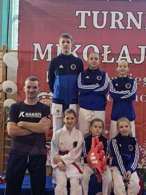 Zdjęcie grupowe uczniów ZSP Kiliński z medalami po zawodach lekkoatletycznych
