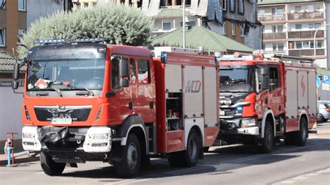 Opancerzony wóz strażacki ratujący poszkodowanych z niebezpiecznej strefy, z elementami zagrożeń CBRN