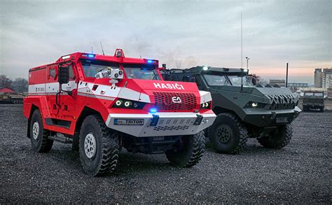 Zdjęcie opancerzonego wozu CZS 15 Triton w akcji gaśniczej lub rozpoznawczej