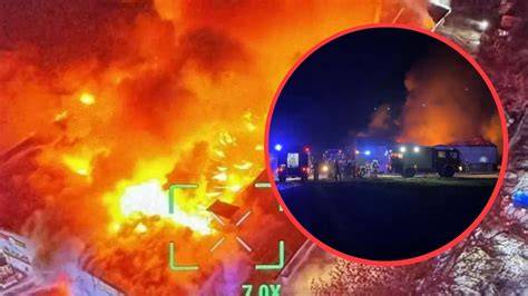 Pożar hali produkcyjnej pelletu w Rybnie - widok z zewnątrz, dym i ogień