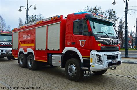 Zdjęcie nowoczesnych samochodów pożarniczych OSP Nowe Miasto - GCBA Volvo i MAN