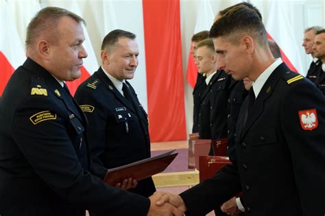 Zdjęcie z uroczystości wręczenia nagród jubileuszowych strażakom