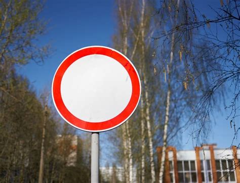 Znak zakazu ruchu, gesty policjanta i strażaka kierujących ruchem