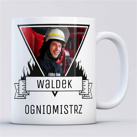 zdjęcie personalizowanego kubka dla strażaka z motywem wozu bojowego i imieniem