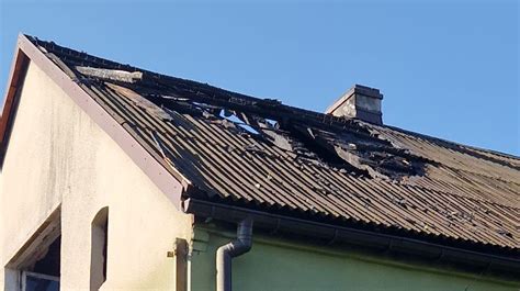 Spalony dach świetlicy wiejskiej w Paczewie po akcji gaśniczej.