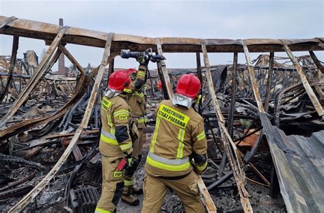 zdjęcie przedstawiające pracę strażaków podczas dogaszania pogorzeliska