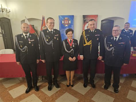 Zdjęcie przedstawiające wręczenie Złotego Znaku Związku OSP RP