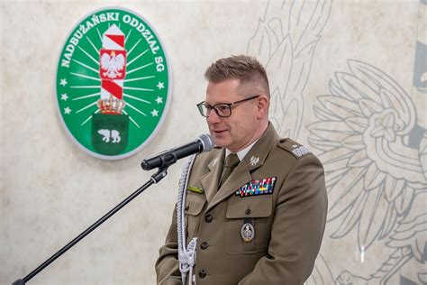 Portret Komendanta Sławomira Maroszka podczas przemówienia
