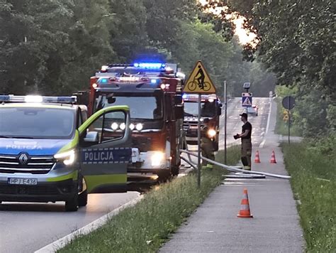Zdjęcie autolawet objętych pożarem na ul. Mahoniowej w Ostrowie Wielkopolskim