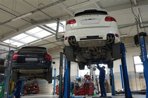 zdjęcie płonącego warsztatu samochodowego