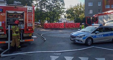 Zdjęcie przedstawiające strażaka w hełmie i goglach ochronnych na miejscu akcji