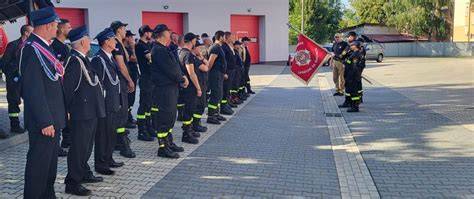 Parada pocztów sztandarowych podczas jubileuszu OSP Dydnia