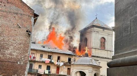 Widok na płonący klasztor i kościół w Alwerni nocą