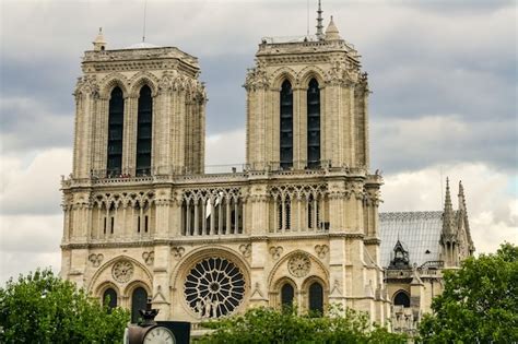 Tematyczne zdjęcie katedry Notre-Dame w Paryżu przed pożarem