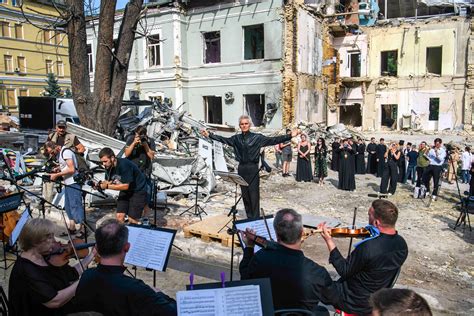 Zdjęcia i nagrania dokumentujące zniszczenia okna i elewacji budynku Towarzystwa Kultury Węgierskiej na Zakarpaciu