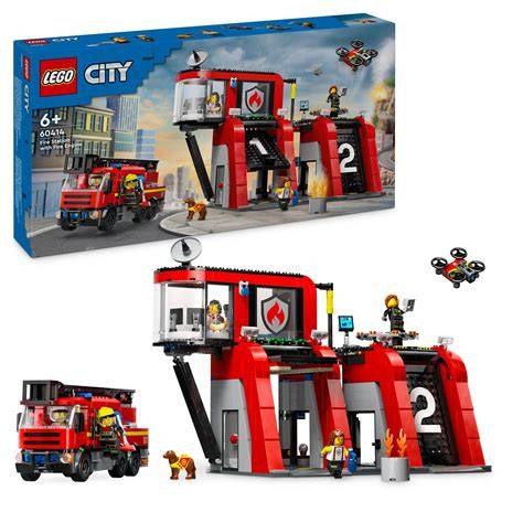 Zestaw LEGO City Remiza Strażacka z Wozem Strażackim (60414) prezentujący wszystkie elementy i minifigurki