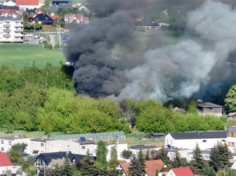 Zdjęcie czarnych kłębów dymu unoszących się nad Rożentalem