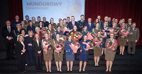 Zdjęcie przedstawicielek służb mundurowych w Teatrze Jaracza podczas gali