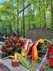 Zdjęcie symbolicznego miejsca pamięci dla ofiar, ze zniczami i kwiatami