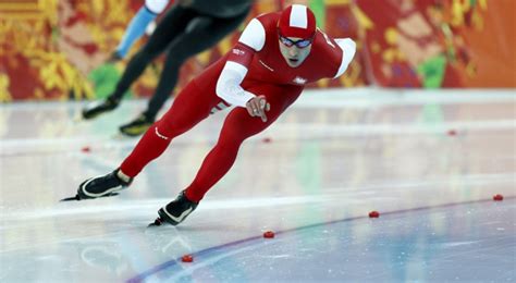 Zbigniew Bródka przekraczający linię mety w biegu na 1500m w Soczi