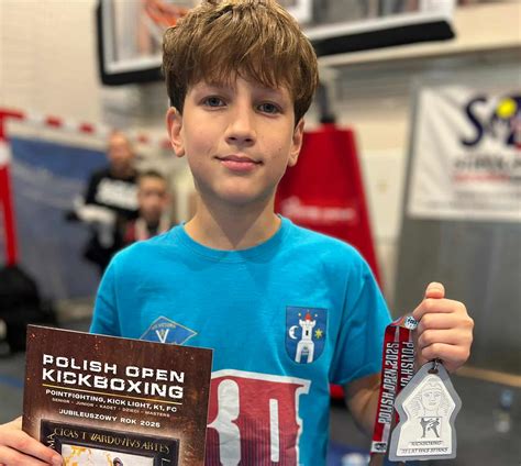 młody kickboxer Hugo Budny z medalem na podium