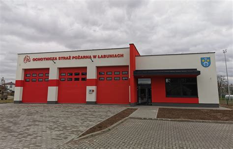 Nowoczesna remiza OSP Wrzoski z widocznymi elementami architektonicznymi