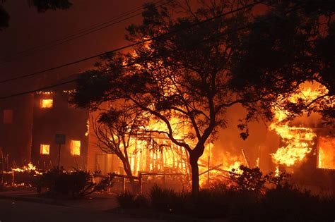 Zdjęcie płonącego kompleksu apartamentów w Los Angeles (2014)