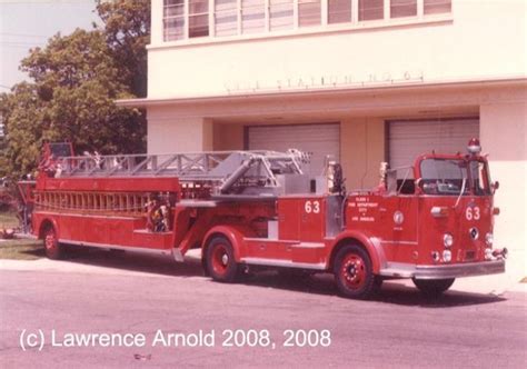 Zdjęcie samochodu z drabiną LAFD typu Truck Company (tractor-drawn aerial)