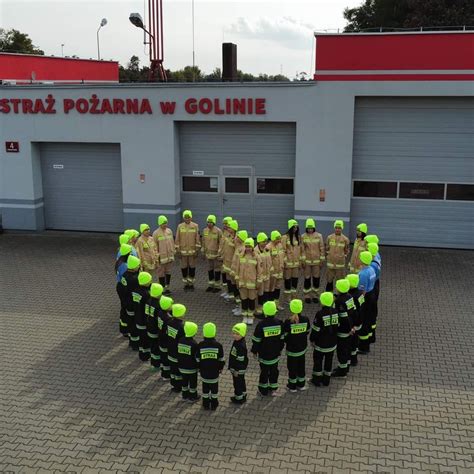 Historyczne zdjęcie strażaków OSP Golina z wczesnym wyposażeniem (ręczna sikawka/wóz konny)