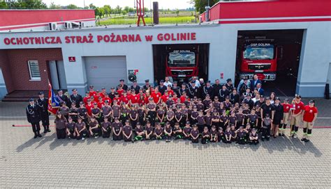 Zdjęcie obecnych samochodów bojowych OSP Golina (GCBM Magirus, GBLA Opel) przed remizą