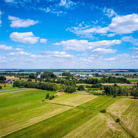 Zdjęcie przedstawiające tereny podmiejskie Radawczyka, łączące wiejskie krajobrazy z nową zabudową mieszkalną
