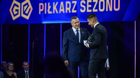 Zdjęcie przedstawiające Martin Halasza podczas wręczania nagrody