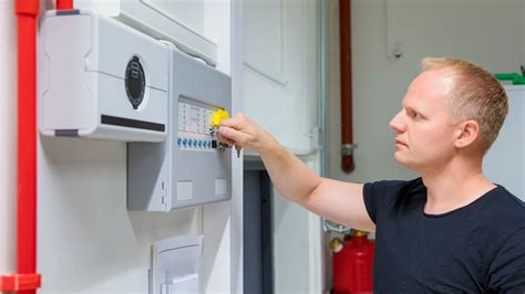 Specjalista wykonujący przegląd systemu sygnalizacji pożaru