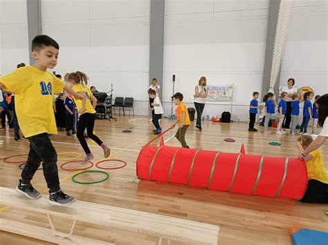 Dzieci biorące udział w konkurencjach sportowych podczas festynu strażackiego