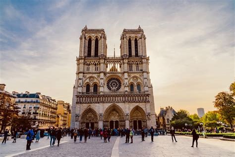 Widok na katedrę Notre-Dame przed pożarem
