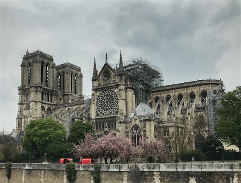 Uszkodzony dach i brak sygnaturki Notre-Dame po pożarze
