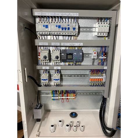 Przykładowy wygląd szafy sterującej windy z widocznymi elementami sygnalizacji