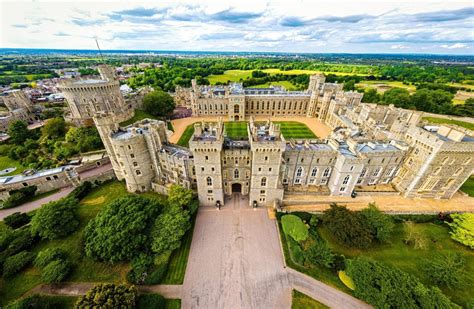 Zamek Windsor płonący, widok na wieżę z ogniem