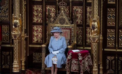 Królowa Elżbieta II oglądająca zniszczenia w Zamku Windsor