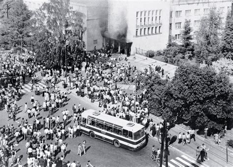 Archiwalne zdjęcie z protestów w Radomiu w czerwcu 1976, przedstawiające tłum demonstrantów