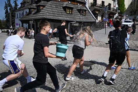 zdjęcie strażaków polewających wodą z armatki w Lany Poniedziałek