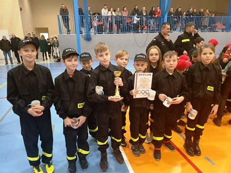 Agnieszka Żurek z grupą małych strażaków w specjalnie uszytych mundurach