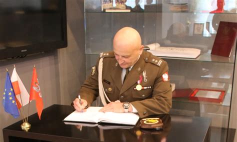 zdjęcie pagonu z inicjałami szefa pułku