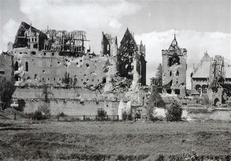 Zrujnowane Śródmieście Gdańska w 1945 roku po działaniach wojennych