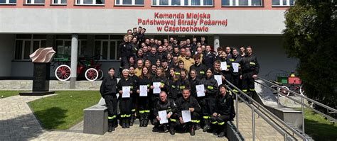 Zdjęcie grupowe absolwentów kursu podstawowego OSP wraz z instruktorami PSP